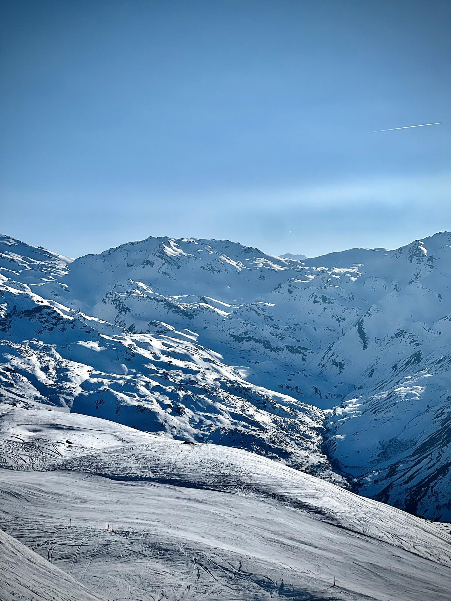 Photo d'un sommet de montagne enneigée