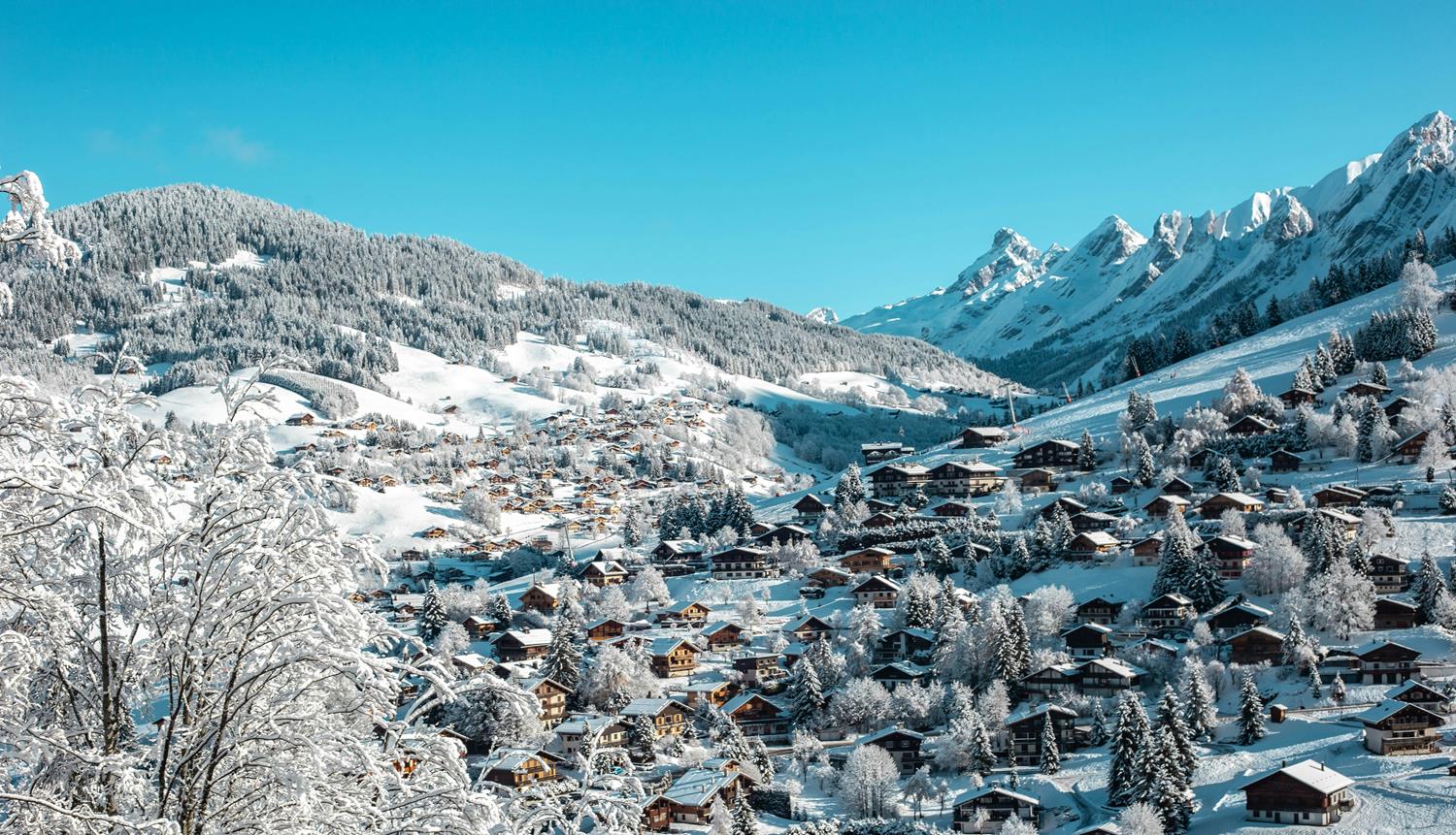 Village de montagne, enneigé